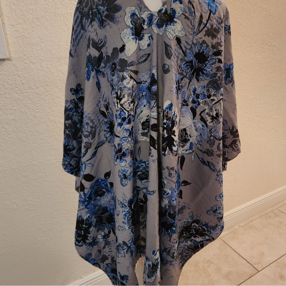 Full body shoulder wrap, blue and black roses on a gray background